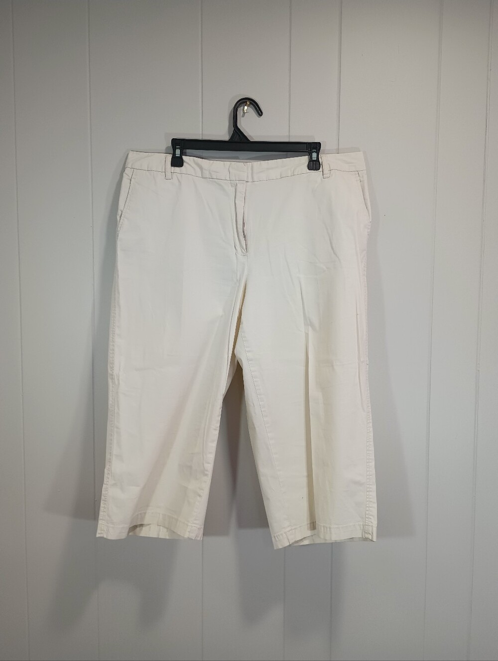 Covington Women's 98% Cotton Light Cream Bermuda Shorts